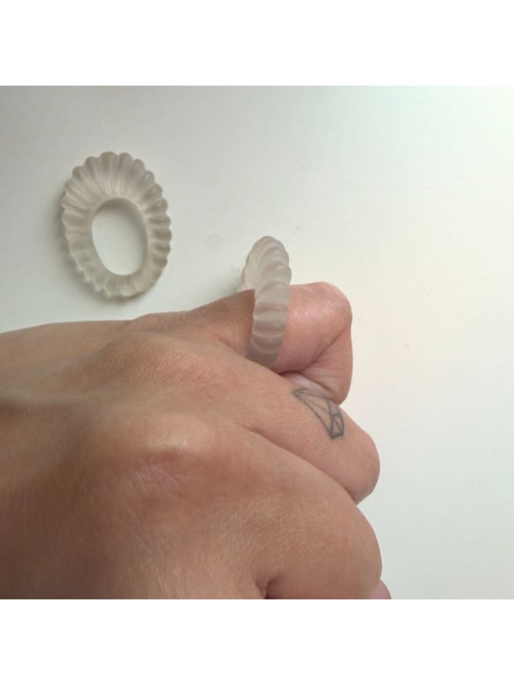 Frosted Glass or Stone Scalloped Oval Ring Size 5 - Picture 3 of 5